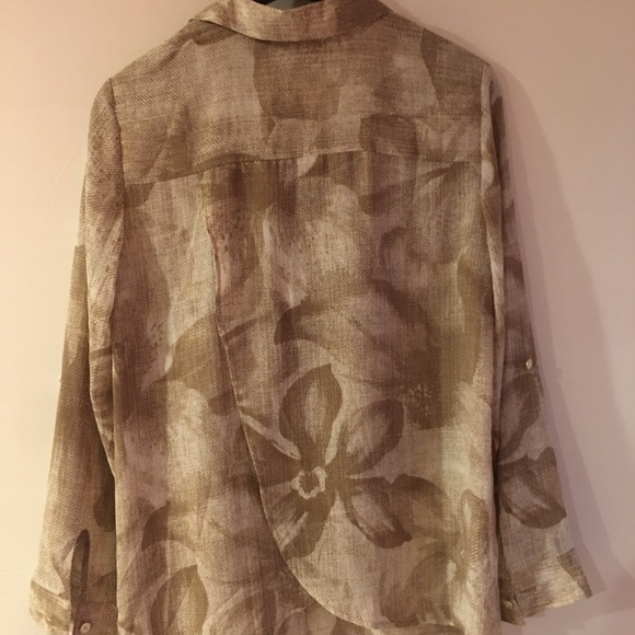 Chico’s beige and white floral blouse - Picture 2 of 3